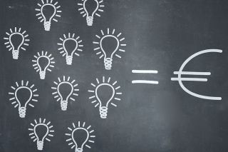 Foto: Kreide gezeichnete Glühbirnen und Eurosymbol